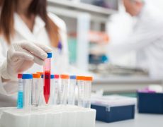 Какие шансы на лечение клеточной терапией при рецидиве лейкоза у взрослых и у юных пациентов
